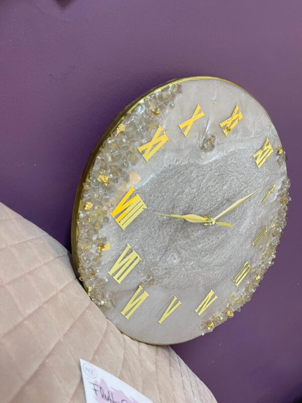 Elegant Handmade Resin Clock – Geode Style with Crystal and Gold Details - Image 2